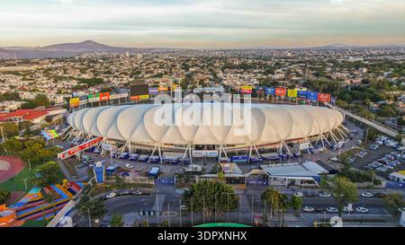 Luftaufnahme der Stadt Guadalajara und Estadio Panamericano, Heimstadion der Charros de Jalisco, Meister der mexikanischen Pazifikliga 2025-2026 (LAMP) und Austragungsort der FIFA-Weltmeisterschaft 2026, am 29. Januar 2026 in Jalisco, Mexiko. (Foto: Luis Gutiérrez/Norte Photo) Vista aérea la ciudad Guadalajara y Estadio Panamericano, sede de los Charros de Jalisco, Campeones de la Liga Mexicana del Pacífico (LAMPE) 2025-2026, y copa del mundo FIFA 2026, el 29 de enero de 2026 en Jalico México. (Foto de Luis Gutiérrez/Norte Photo) Stockfoto