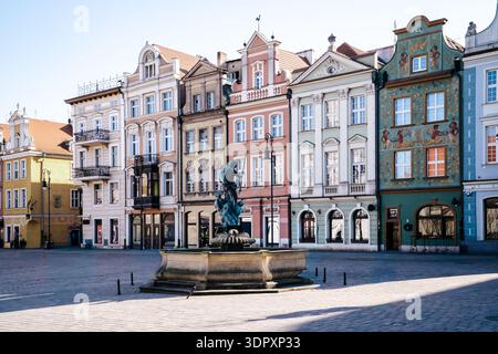 Ein sonniger Blick auf den historischen Alten Marktplatz in Poznań, Polen. Das Bild zeigt die ikonischen farbenfrohen Renaissancefassaden und barocken Fassaden des alten Toms Stockfoto