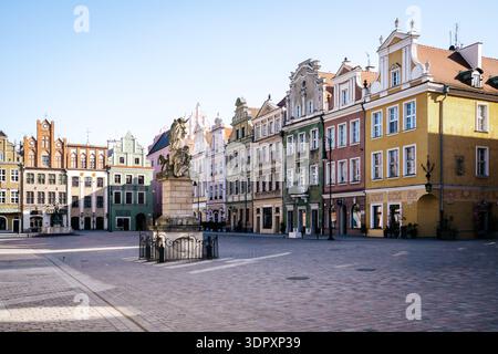 Ein sonniger Panoramablick auf den historischen Alten Marktplatz (Stary Rynek) in Poznań, Polen. Das Bild zeigt die kunstvollen und farbenfrohen Fassaden des Restos Stockfoto