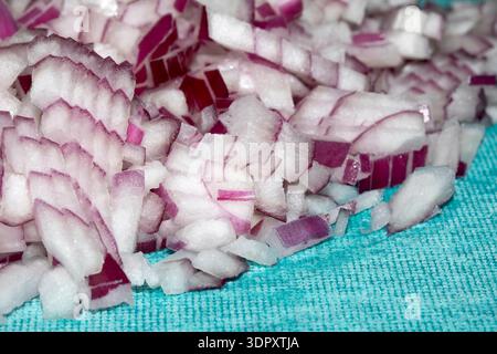 Gehackte rote Zwiebeln schließen Gemüse zum Kochen Stockfoto
