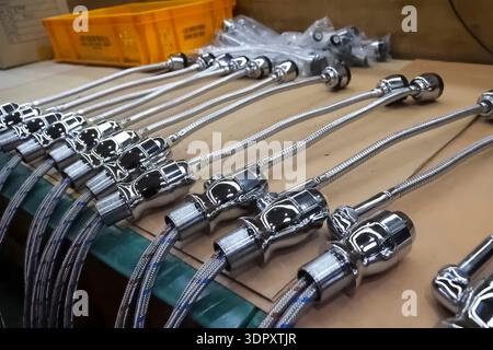 Gebrauchsfertige Wasserhähne und Wasserhähne am Ladentisch. Stockfoto
