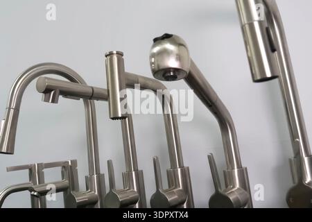 Gebrauchsfertige Wasserhähne und Wasserhähne am Ladentisch. Stockfoto