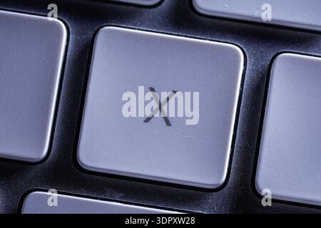 Die x-Buchstabentaste ist auf einer Tastatur in dieser Abbildung zu sehen, die am 16. Februar 2026 in Warschau, Polen, aufgenommen wurde. X erlitt am Montag einen größeren Ausfall, beginnend gegen 8:02 Uhr ET, wobei über 40.000 Benutzer in den USA Probleme mit dem Downdetektor meldeten. Sowohl die Website als auch die mobile App waren betroffen. Es wurden Fehlermeldungen angezeigt, ohne dass Beiträge geladen wurden und Profilseiten nicht angezeigt wurden. Im Gegensatz zum vorherigen Ausfall der Plattform im November 2025, der durch Cloudflare-Probleme verursacht wurde, blieb die Ursache dieser Störung unklar, ohne dass X zum Zeitpunkt der Meldung eine offizielle Erklärung gab. (Foto: Jaap Arri Stockfoto
