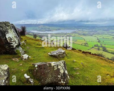Blick von Mynydd Troed über den Llangorse See und das umliegende Land, Bannau Brycheiniog (Brecon Beacons) Stockfoto