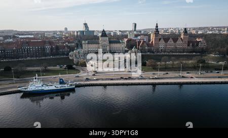 Atemberaubendes Weitwinkelpanorama der Promenade Wały Chrobrego (Haken-Terrasse) in Stettin, Polen. Das Bild zeigt die historische Architektur des Stockfoto