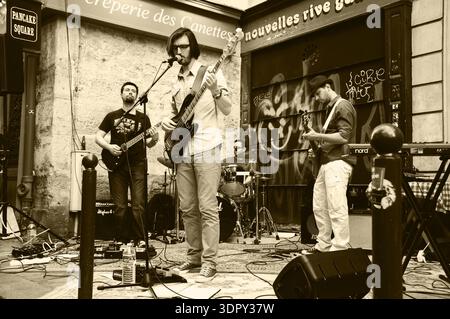PARIS, FRANKREICH - 21. JUNI 2014: Feierlichkeiten zum Weltmusiktag im Quartier Latin in Paris. Dieses 1981 gegründete Festival ermutigt Amateure und Professoren Stockfoto