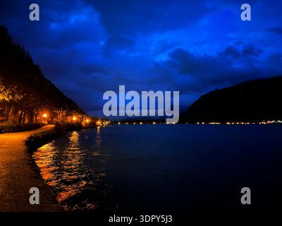 Blue-Hour-Blick auf die Promenade am Ufer des Zeller Sees, Zell am See, Salzburg, Österreich, Mai 2024 Stockfoto