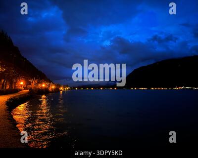 Blue-Hour-Blick auf die Promenade am Ufer des Zeller Sees, Zell am See, Salzburg, Österreich, Mai 2024 Stockfoto
