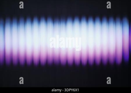 Leuchtende violette und blaue, unscharfe Lichtstreifen schaffen einen abstrakten Hintergrund Stockfoto