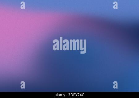 Glatter Verlauf, der von weichem Violett zu Dunkelblau wechselt und einen körnigen, strukturierten Hintergrund erzeugt Stockfoto