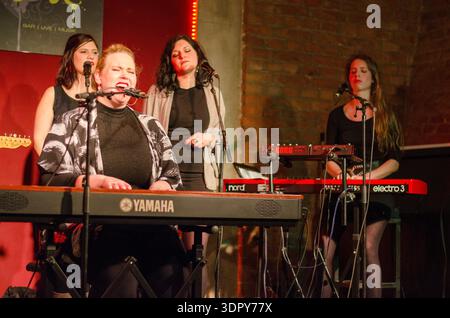 Babsea CD-Präsentation weibliche Band, die live auf der Bühne auftritt: Sängerin am yamaha Keyboard mit Mikrofon, drei Backing-Sängerinnen Stockfoto