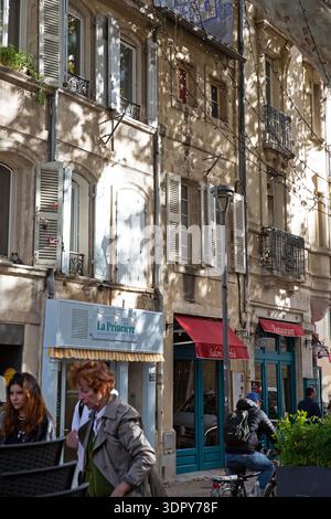 Straßenleben mit Cafés und Fußgängern im historischen Zentrum von Avignon, Provence-Alpes-Côte d’Azur, Südfrankreich. Stockfoto