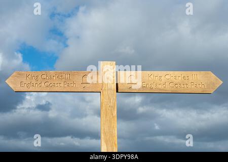 Schild oder Wegweiser zum King Charles III England Coast Path, Hampshire, England, Großbritannien Stockfoto