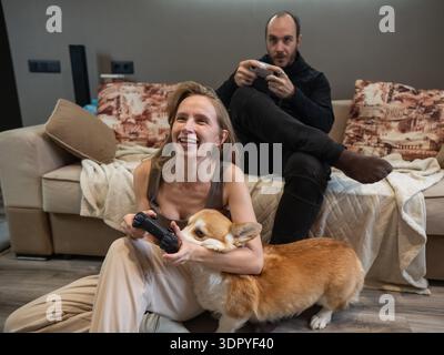 Ein kaukasisches Paar, das eine Videospielkonsole spielt. Stockfoto