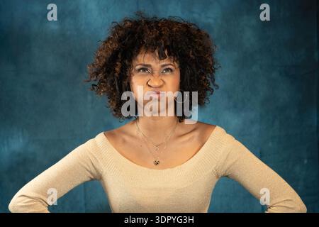 Blaue lustige Geste Frau Stockfoto