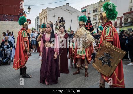 Traditioneller Karwochenzug auf einer Straße in Valencia, Spanien. Pönitenten und religiöse Ikonen während einer Karfreitagsparade im historischen Stadtzentrum Stockfoto