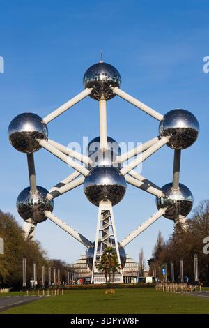 Das historische Atomium-Denkmal mit seinen glänzenden Metallkugeln, das hoch über einem grünen Park aufragt, vor einem klaren blauen Himmel in Brüssel, Belgien Stockfoto