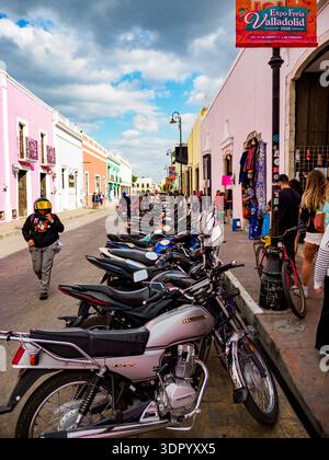 Fahrräder und Mopeds parken in der Straße von Valladolid, Yucatan, Mexiko Stockfoto