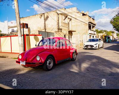Ein roter Volkswagen Käfer an der Straßenkreuzung in Valladolid, Yucatan, Mexiko Stockfoto