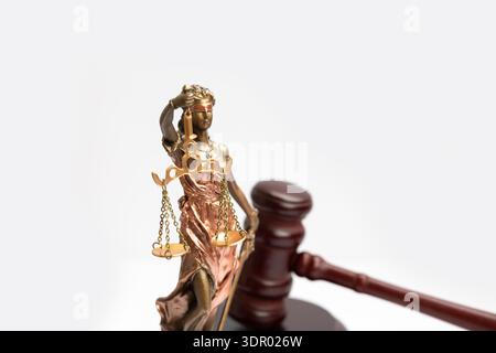 THEMIS-Figur und richterlicher Hammer auf weißem Hintergrund Stockfoto