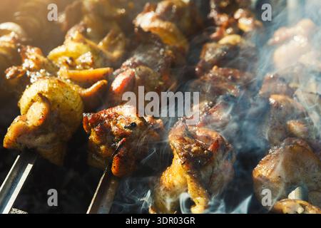 Grillen von Hähnchenspießen bei einem Sommergrill im Hinterhof am Nachmittag Stockfoto