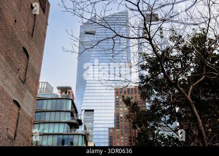 Manhattan, New York, USA - 16. Februar 2023: Blick auf die Hight Line mit ihren typischen Gebäuden von oben, während Menschen an einem grauen Wintertag besuchen Stockfoto