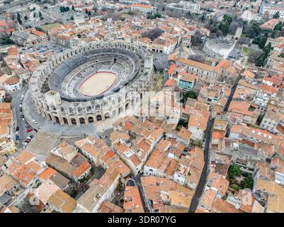 Blick aus der Vogelperspektive auf das römische Theater und Amphitheater in Arles, Häuser mit Terrakotta-Dächern Stockfoto