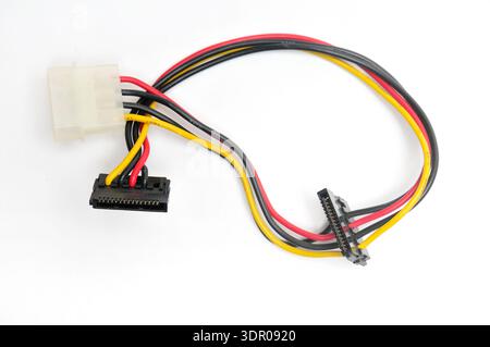 Adapter und Stecker zum Anschluss von SATA-Laufwerken an das Netzteil auf einem isolierten weißen Hintergrund Stockfoto