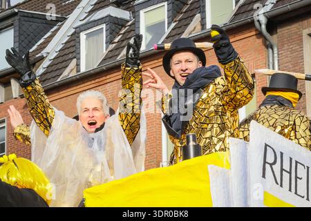Düsseldorf, Deutschland. Februar 2026. Marie-Agnes Strack-Zimmermann, deutsche Politikerin (FDP) auf einem Wagen. Teilnehmer und Nachtschwärmer im Düsseldorfer Rathaus feiern Karneval mit der traditionellen Rosenmontagsparade durch die Stadt. Die diesjährige Parade umfasst 8.000 Teilnehmer der Prozession, 85 Fußgruppen, 110 Wagen und 30 Bands. Sonnenschein und starke Regenschauer scheinen den Geist nicht zu dämpfen. Quelle: Imageplotter/Alamy Live News Stockfoto