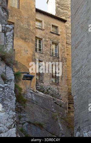 Historische Steinbauten in der Altstadt von Avignon, Provence-Alpes-Côte d’Azur, Südfrankreich. Stockfoto