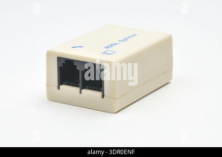 ADSL-Filter zum Verbinden des Telefons und des ADSL-Routers mit dem Internet-Netzwerk auf einem isolierten weißen Hintergrund Stockfoto