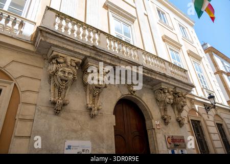 Cadiz, Spanien - 10. September 23: Kunstvoll verzierte Masken und dekorative Mauerwerke an der Fassade in der Nähe des Cadiz-Museums in Andalusien, Spanien. Stockfoto