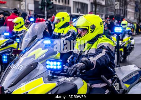 Rosenmontagszug in Düsseldorf, Einsatzkräfte, sichern, begleiten den Umzug, Motorradpolizisten, bei teils starkem Regen, NRW, Deutschland Rosenmontag DUS *** Rosenmontagsparade in Düsseldorf, Rettungsdienste, sicher, Begleitung der Parade, Motorradpolizei, bei starkem Regen, NRW, Deutschland Rose Monday DUS Stockfoto