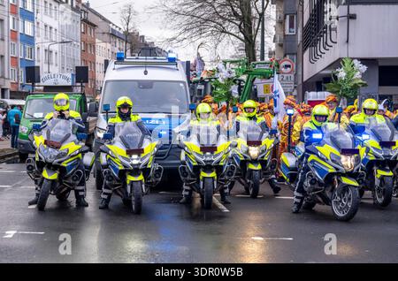 Rosenmontagszug in Düsseldorf, Einsatzkräfte, sichern, begleiten den Umzug, Motorradpolizisten, bei teils starkem Regen, NRW, Deutschland Rosenmontag DUS *** Rosenmontagsparade in Düsseldorf, Rettungsdienste, sicher, Begleitung der Parade, Motorradpolizei, bei starkem Regen, NRW, Deutschland Rose Monday DUS Stockfoto