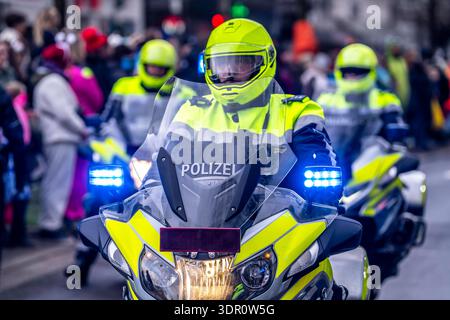 Rosenmontagszug in Düsseldorf, Einsatzkräfte, sichern, begleiten den Umzug, Motorradpolizisten, bei teils starkem Regen, NRW, Deutschland Rosenmontag DUS *** Rosenmontagsparade in Düsseldorf, Rettungsdienste, sicher, Begleitung der Parade, Motorradpolizei, bei starkem Regen, NRW, Deutschland Rose Monday DUS Stockfoto