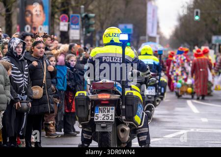 Rosenmontagszug in Düsseldorf, Einsatzkräfte, sichern, begleiten den Umzug, Motorradpolizisten, bei teils starkem Regen, NRW, Deutschland Rosenmontag DUS *** Rosenmontagsparade in Düsseldorf, Rettungsdienste, sicher, Begleitung der Parade, Motorradpolizei, bei starkem Regen, NRW, Deutschland Rose Monday DUS Stockfoto