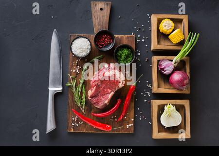Zubereitung von Fleisch und Gemüse auf einem Holzbrett zum Kochen in der Küche Stockfoto