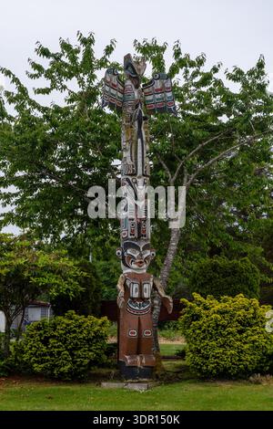 Port Hardy, BC, Kanada - 25. Juni 2024: Eine Nachbildung eines Totempfahls von Willie, geschnitzt von Calvin Hunt, steht im Carrot Park. Stockfoto