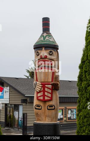 Port Hardy, BC, Kanada - 25. Juni 2024: Totempfahl vor dem Port Hardy Visitor Centre. Stockfoto