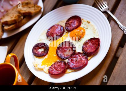 Englisches Frühstück - Spiegeleier, Würstchen. Stockfoto