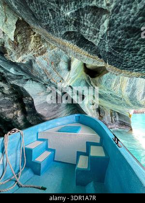 Oben auf dem Motorboot, das unter den Marmorhöhlen (Capilla de Mármol) auf dem Lago General Carrera, Chile navigiert. Das Boot befindet sich in den Höhlen Stockfoto
