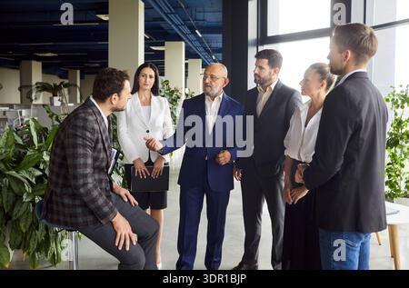 Gruppe von Geschäftskollegen in modernen Büros, die strategische Besprechungen abhalten Stockfoto