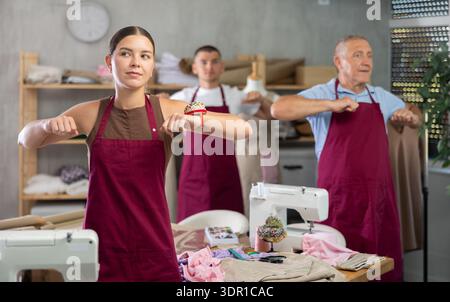 Schneider machen ein Aufwärmen in der Werkstatt Stockfoto