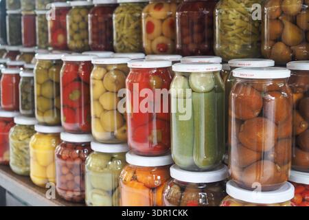 Gläser gefüllt mit eingelegtem Gemüse in einer Marktausstellung Stockfoto