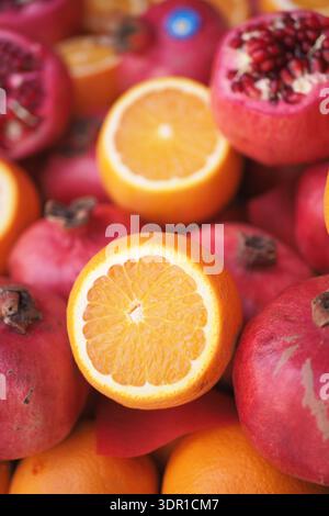 Frisches Obst auf einem Markt am Nachmittag Stockfoto