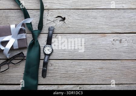 Geschenkartikel und Zubehör auf einer Holzoberfläche für besondere Anlässe Stockfoto