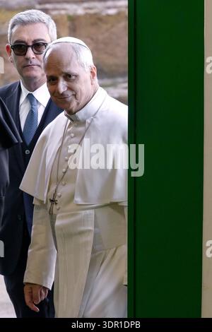 Ostia, Italien, 15. Februar 2026. Papst Leo XIV. Kommt zu seinem ersten Besuch in der Pfarrei Santa Maria della Pace im römischen Küstenviertel Ostia. Maria Grazia Picciarella/Alamy Live News Stockfoto