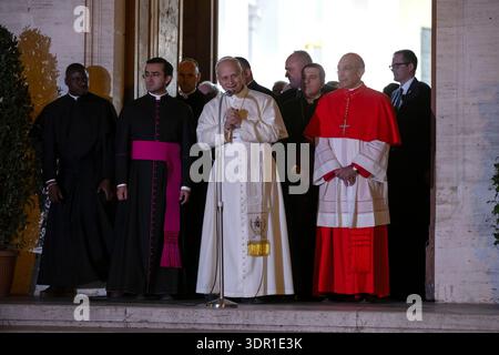 Ostia, Italien, 15. Februar 2026. Papst Leo XIV. Verlässt am Ende seines ersten Pfarrbesuchs die Pfarrei Santa Maria della Pace im römischen Küstenbezirk Ostia. Maria Grazia Picciarella/Alamy Live News Stockfoto