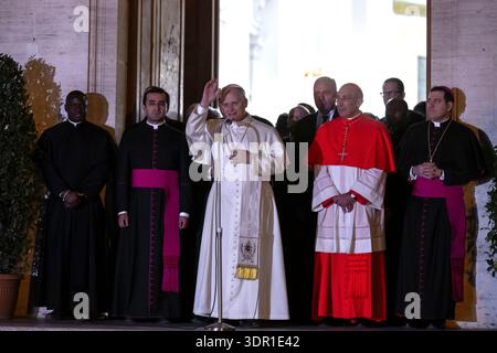 Ostia, Italien, 15. Februar 2026. Papst Leo XIV. Verlässt am Ende seines ersten Pfarrbesuchs die Pfarrei Santa Maria della Pace im römischen Küstenbezirk Ostia. Maria Grazia Picciarella/Alamy Live News Stockfoto
