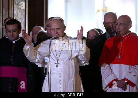 Ostia, Italien, 15. Februar 2026. Papst Leo XIV. Verlässt am Ende seines ersten Pfarrbesuchs die Pfarrei Santa Maria della Pace im römischen Küstenbezirk Ostia. Maria Grazia Picciarella/Alamy Live News Stockfoto